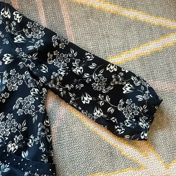 Floral Silky 3/4 Sleeve Blouse - L - Picture 4 of 5